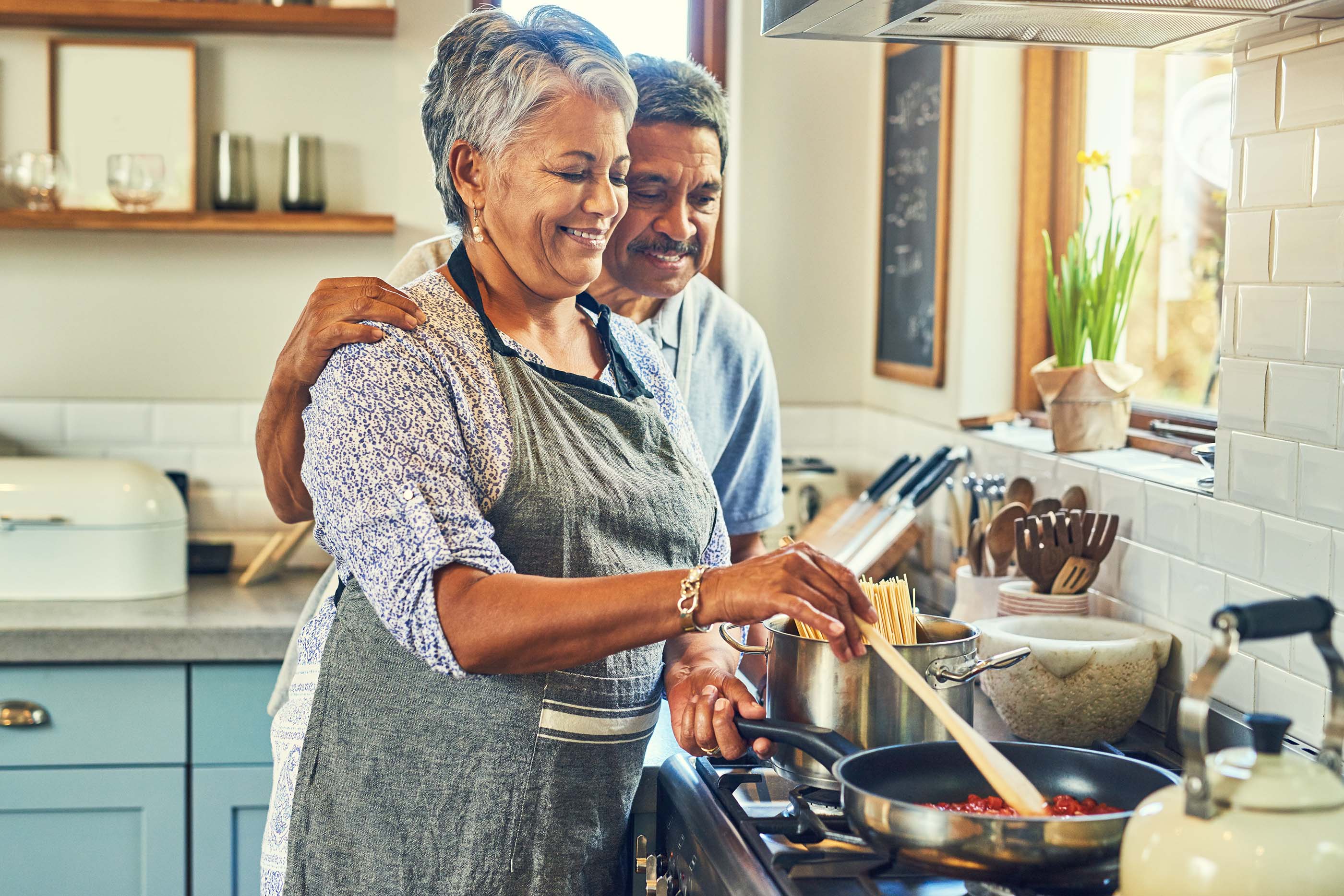 Familia preparando comida en el cocina